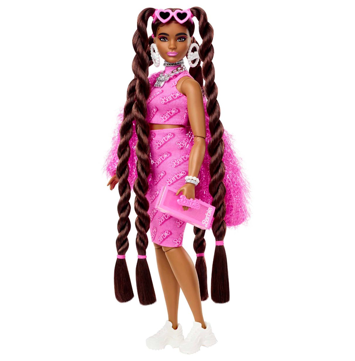 barbie extra traje logo barbie años 80 muñeca morena articulada con trenzas, accesorios de moda y mascota, juguete +3 años (matt